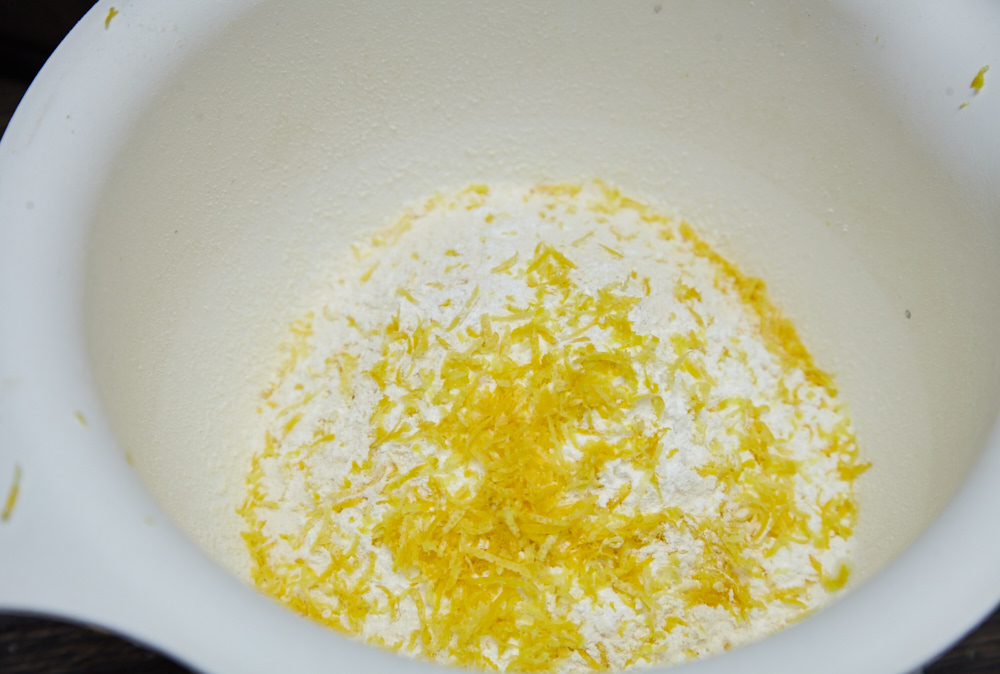 Змішуємо борошно, сіль, розпушувач та цедру для лимонного пирога з глазур'ю
