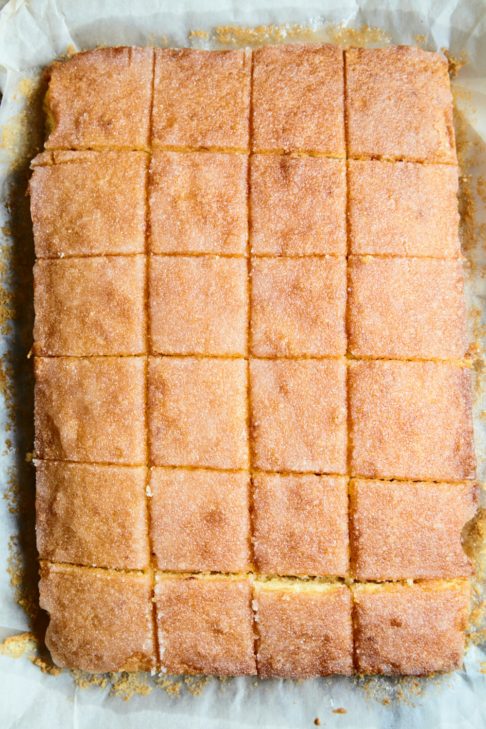 Даємо пирогу охолонути і нарізаємо на квадрати пиріг лимонний з глазур'ю