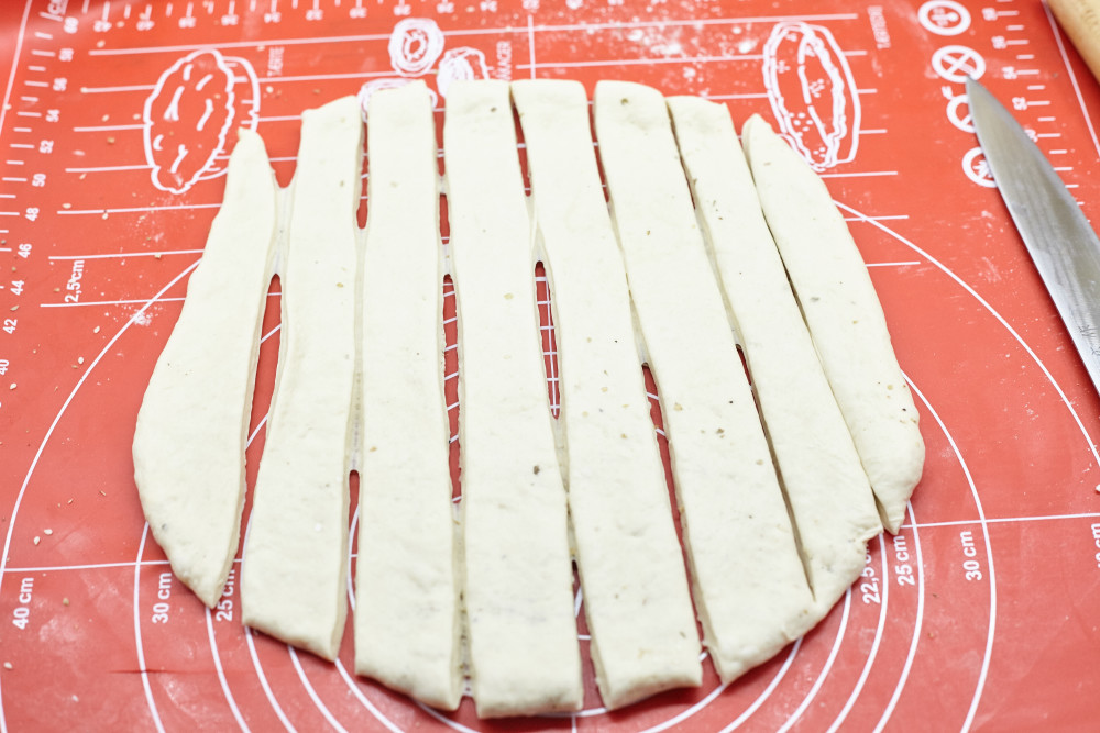 Make 2 cm stripes for italian breadsticks grissini