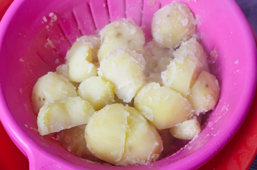Сливаем с картофеля воду, воспользовавшись дуршлагом, даем слегка испарится влаге перед запеканием в духовке
