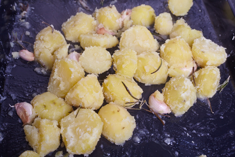 Переміщуємо картоплю на лист і перемішуємо з маслом і запікаємо в духовці