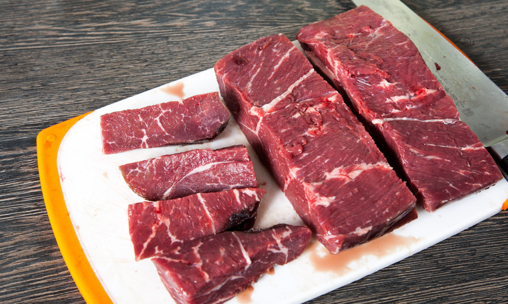 Режем мясо на куски для вяленой говядины к пиву или jerky