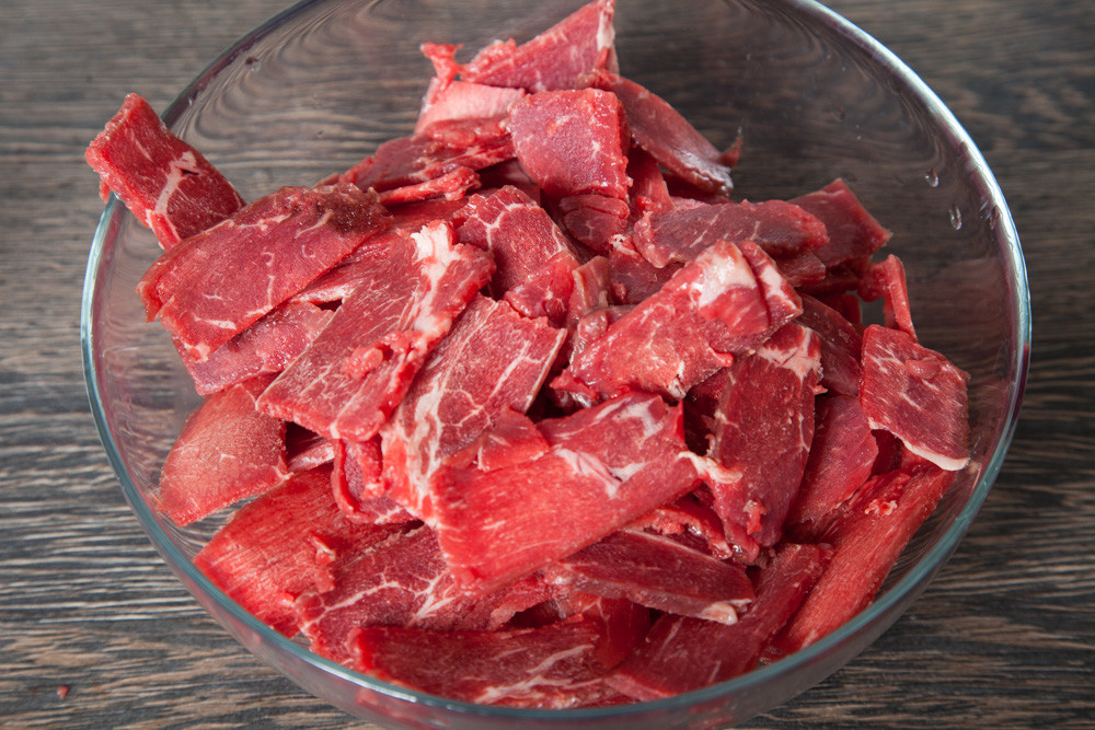 Нарезаем мясо для вяленой говядины к пиву или jerky