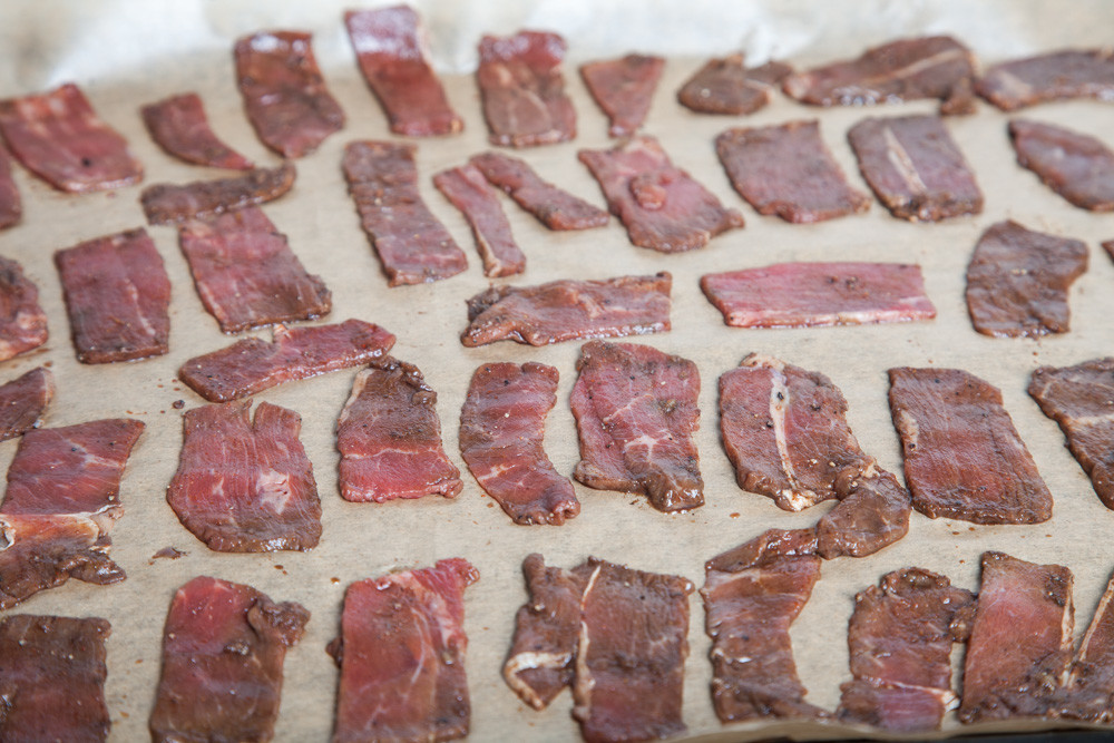 Выкладываем замаринованные кусочки на противень для вяленой говядины к пиву или jerky