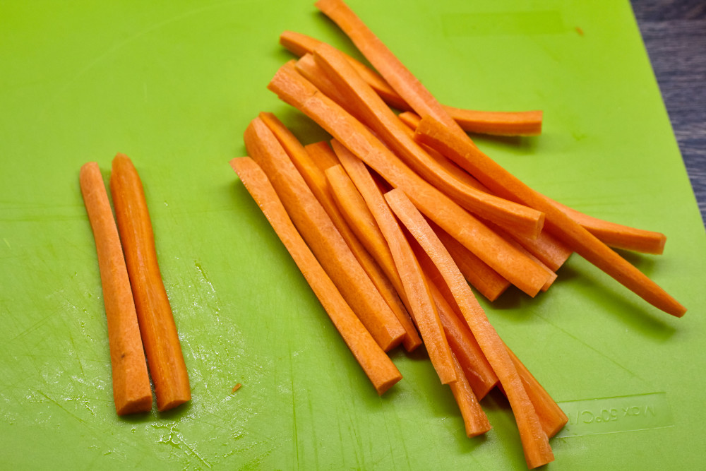 Три моркови очистите, разрежьте пополам в длину, а затем еще раз пополам для глазированной моркови с тмином