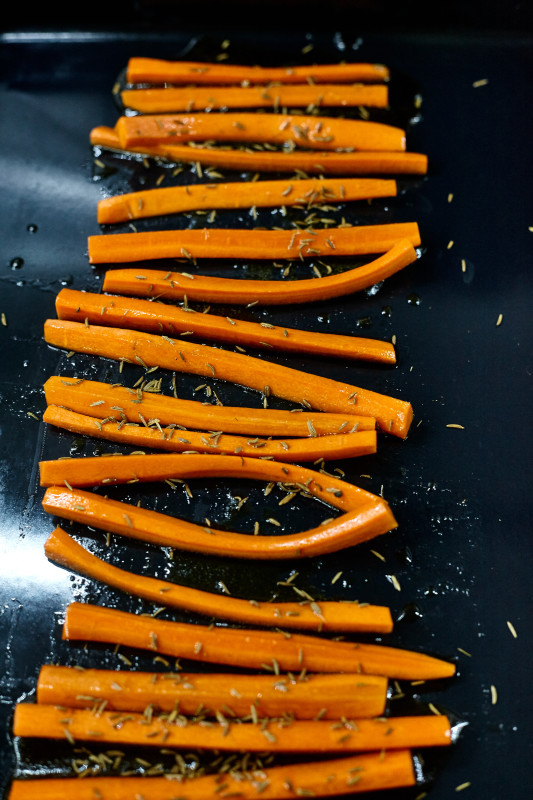 Выкладываем морковь на противень для глазированной моркови с тмином