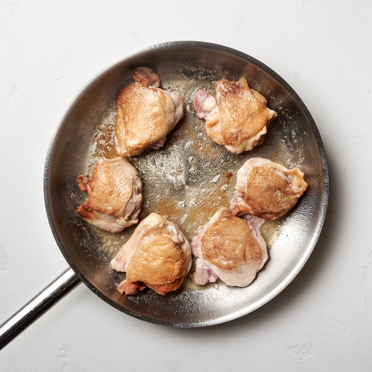 Рецепт карамельная курицы по-вьетнамски. Шаг 2. Переверните курицу и обжарьте с другой стороны еще 2-3 минуты.