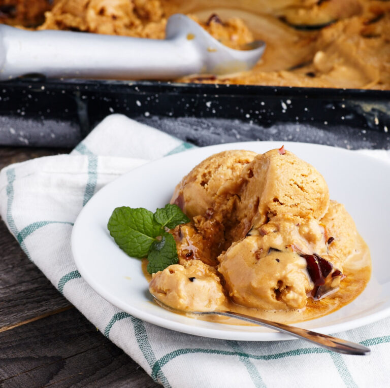 Карамельное мороженное с дробленном карамелью пошаговый рецепт| Bayev's Kitchen
