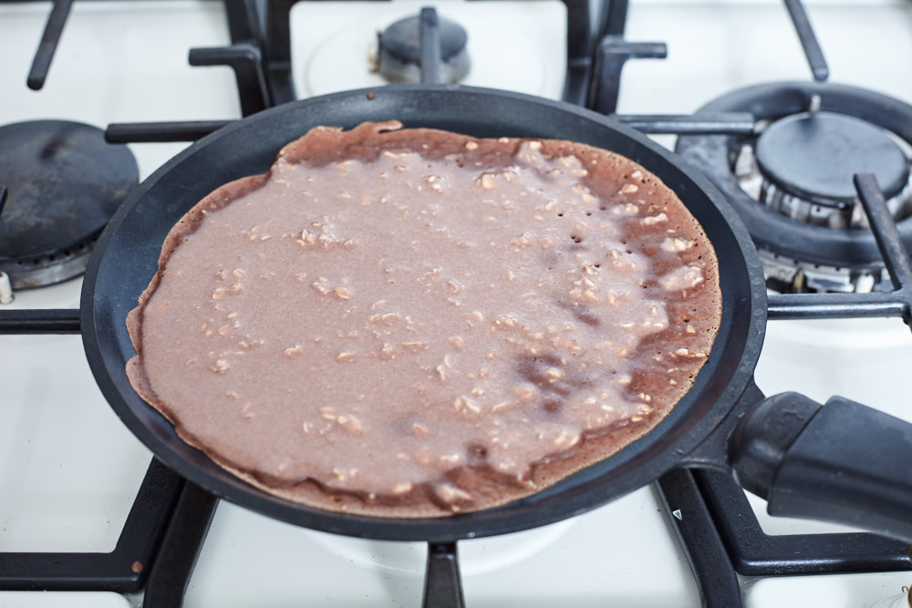 Шоколадные овсяные блины — Пошаговый рецепт: жарьте блины на сухой сковороде с двух сторон | BayevsKitchen.com