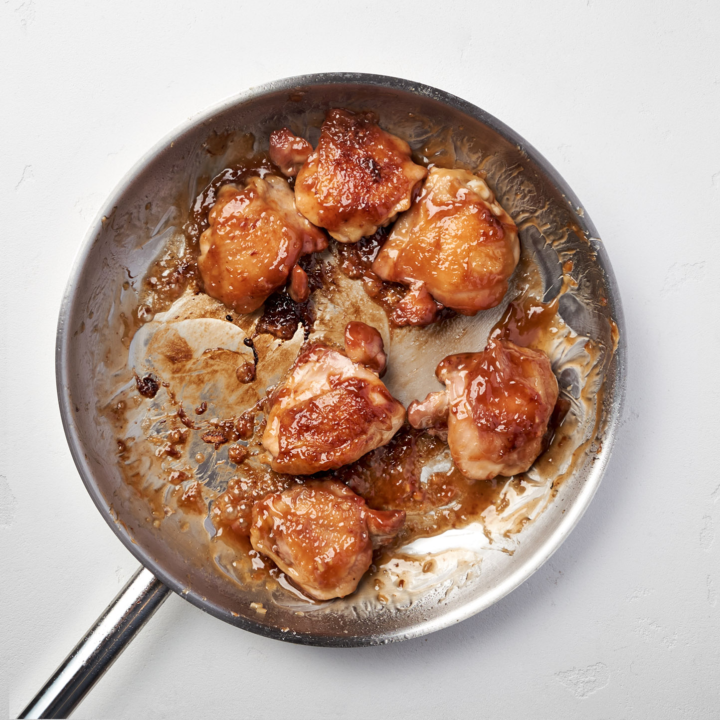 Рецепт карамельная курицы по-вьетнамски. Шаг 5. Перемешайте содержимое еще раз, подавайте с отварным рисом и нарезанным огурцом.