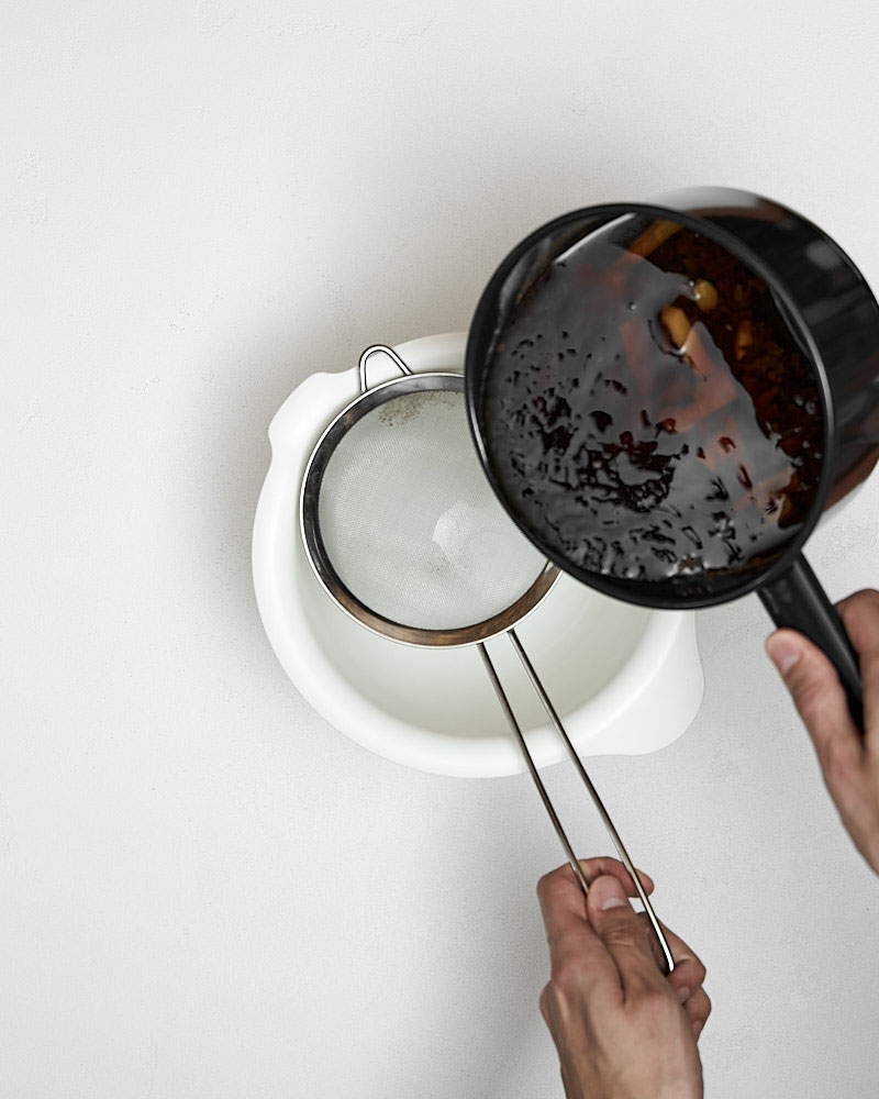 Процеживаем полученный тайский холодный чай через мелкое сито в подходящую емкость