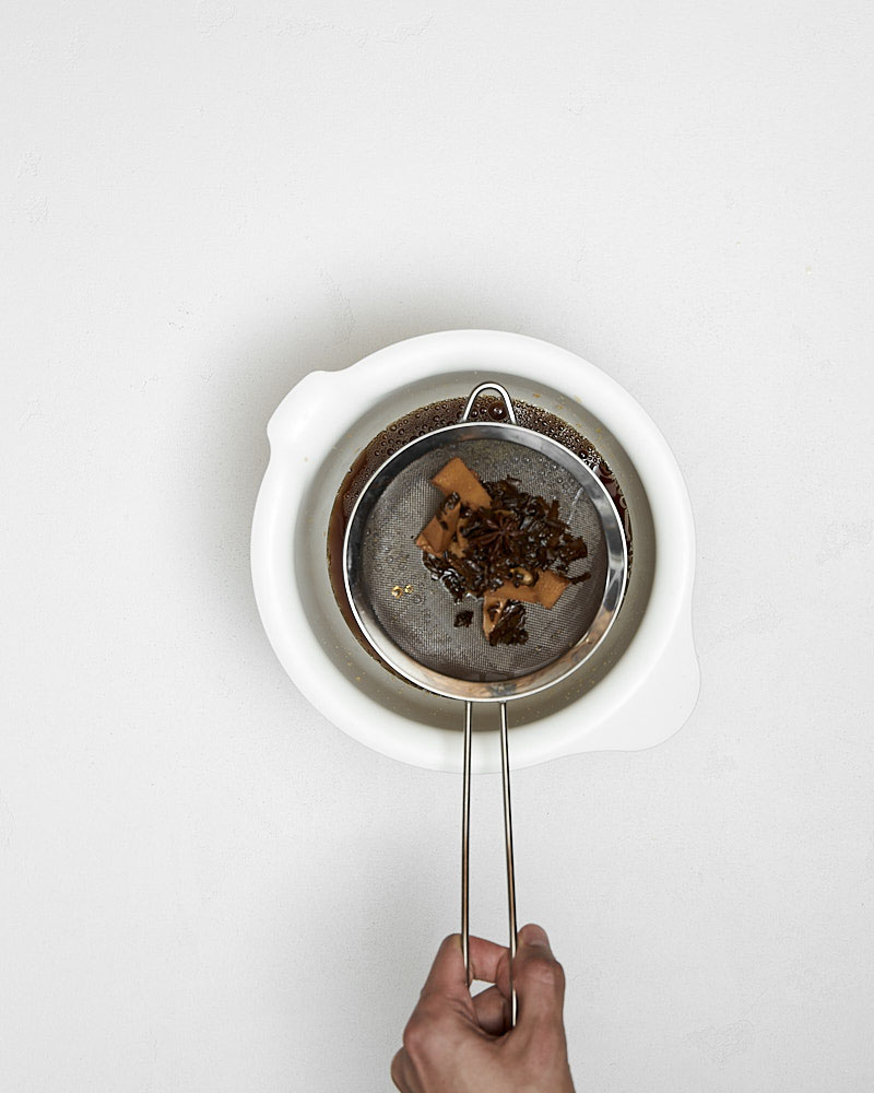 Процеживаем полученный тайский холодный чай через мелкое сито в подходящую емкость