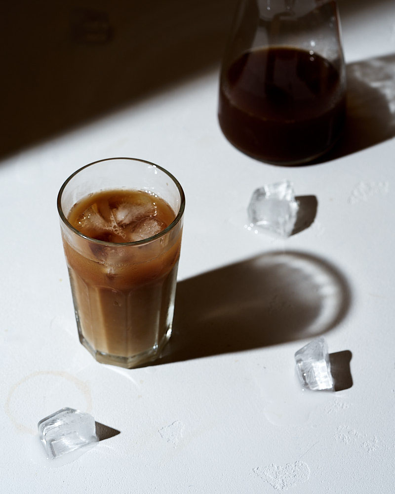 Подаем тайский холодный чай в высоких стаканах, по желанию - со льдом.