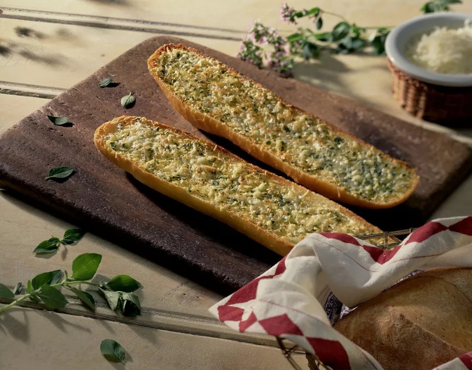 #7  Жареный чесночный хлеб - Рецепт от Thespruceeats | 12 рецептов из чеснока