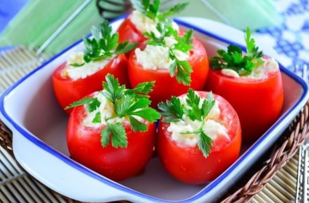 #12 Tomatoes stuffed with garlic and cheese  -  Delo-vcusa's recipe | 12 garlic recipe ideas