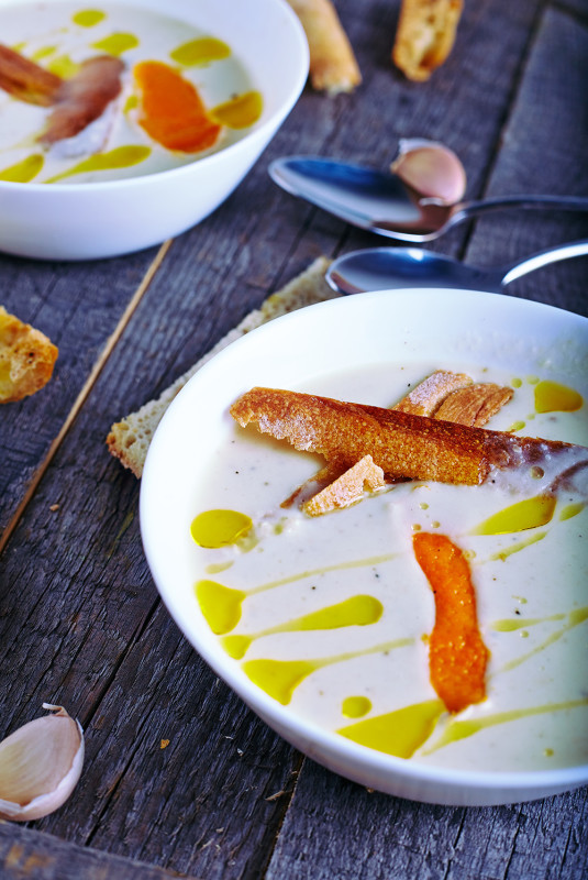 #2 Чесночный суп с миндалем и апельсином - Рецепт от Bayevskitchen | 12 рецептов из чеснока