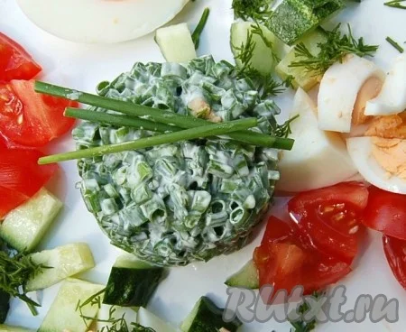 #5 Салат из зеленого лука со сметаной