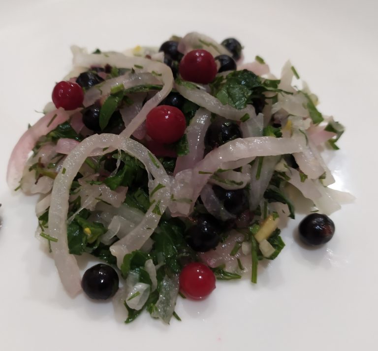 #9 Витаминный салат из маринованного лука, зелени и черной смородины