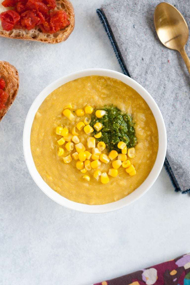 #30 Сладкий кукурузный суп с песто из халапеньо и лайма