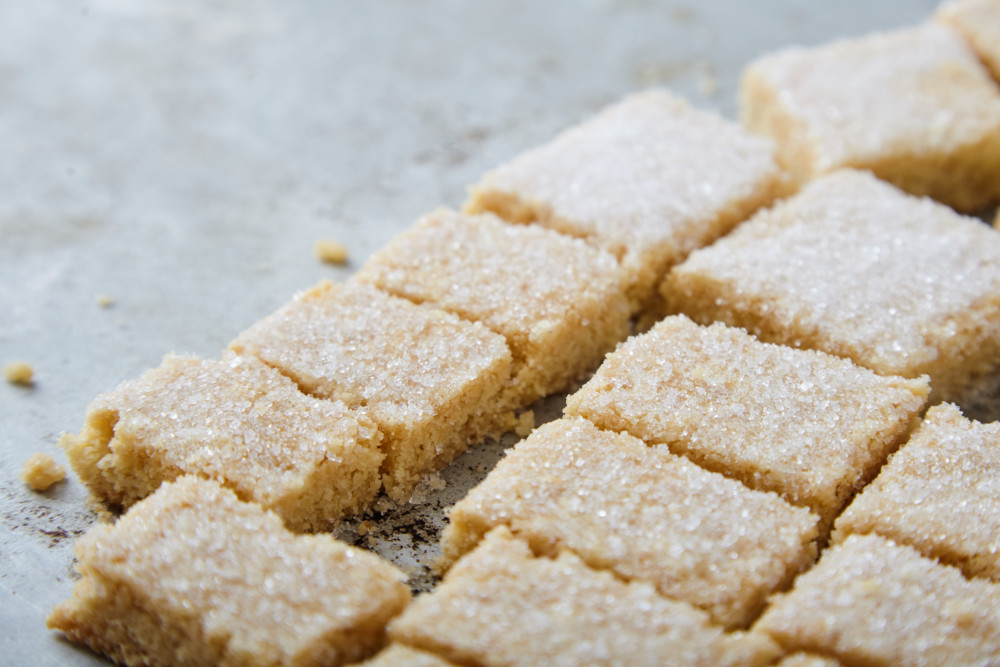 Печенье масло мука сахар рецепт. Печенье «песочное». Печенье на противне. Печенье посыпанное сахаром. Песочное печенье с сахаром.