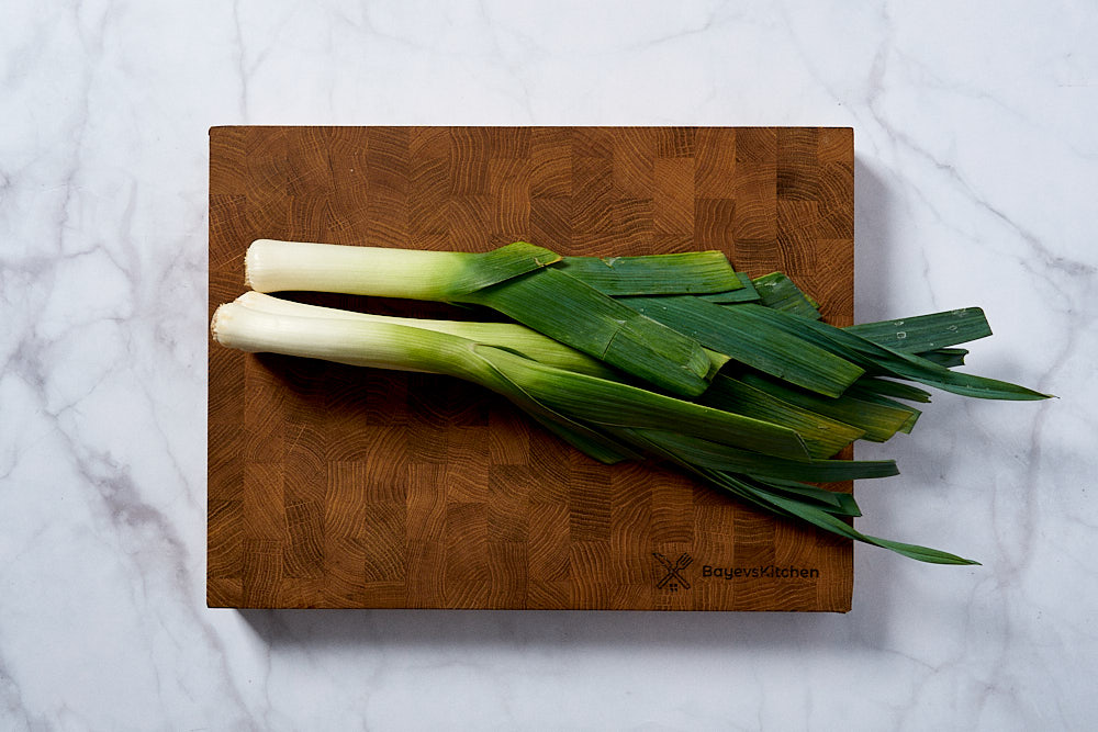 Remove the green part of the leek leaves
