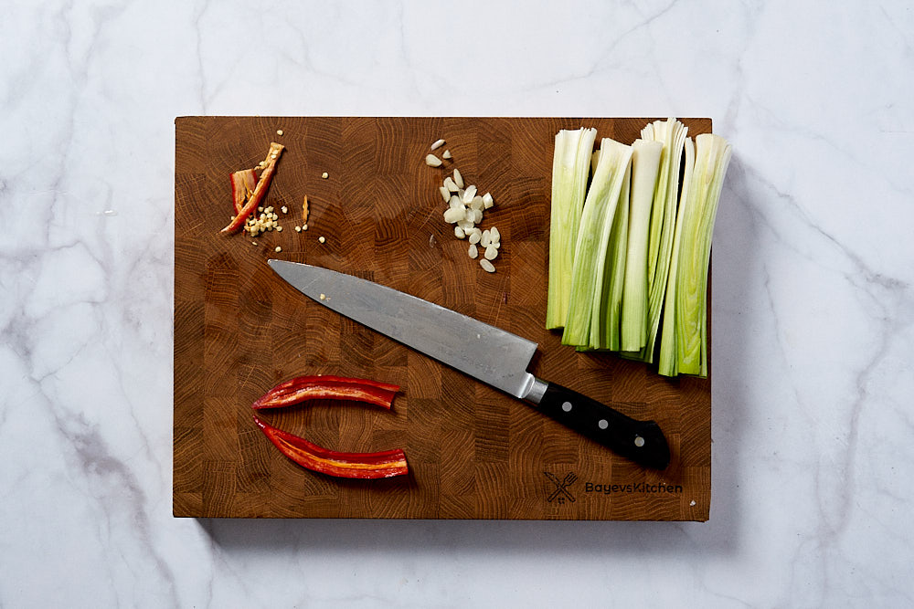 Розріжте стручок червоного перцю чилі навпіл і видаліть насіння.