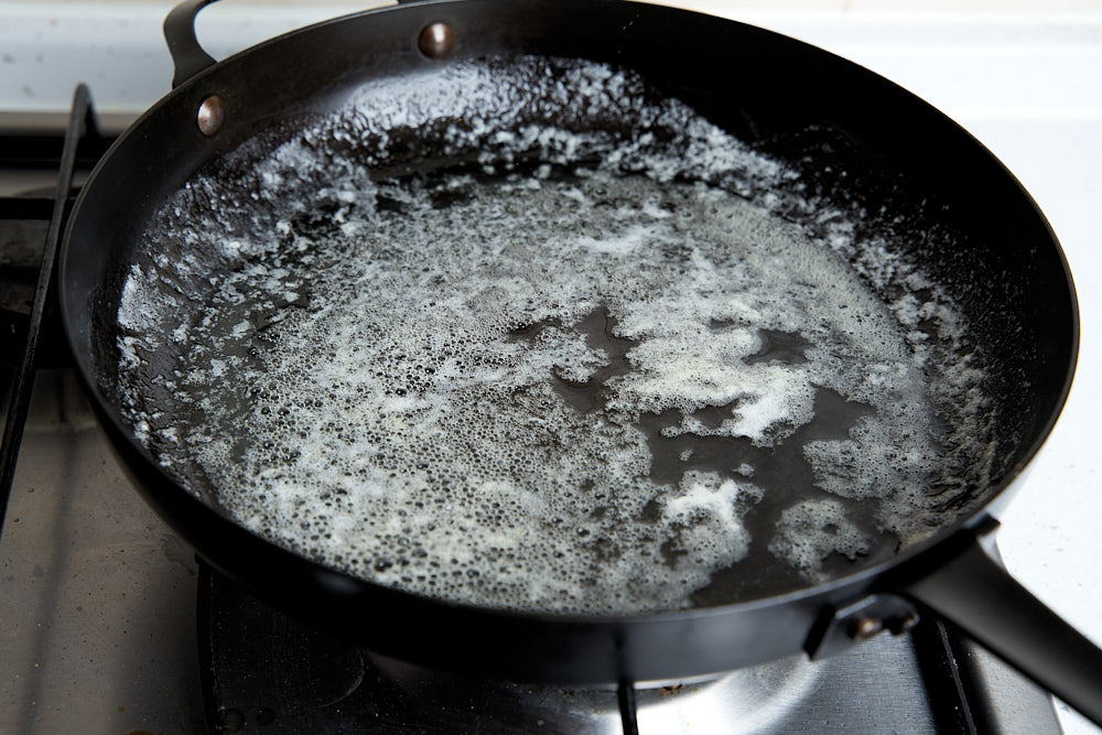 У сковороді розтопіть вершкове масло на слабкому вогні.