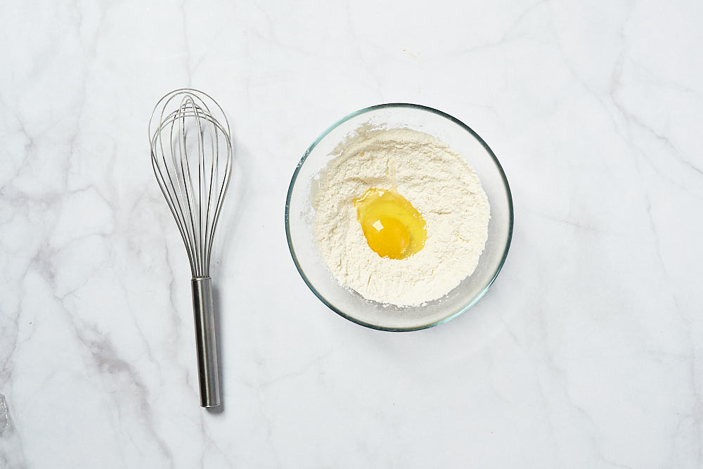 Додаємо яйце в тісто для кукурудзяних оладок від Гордона Рамзі