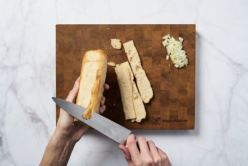 Зріжте з хліба скоринку і поріжте на брусочки.
