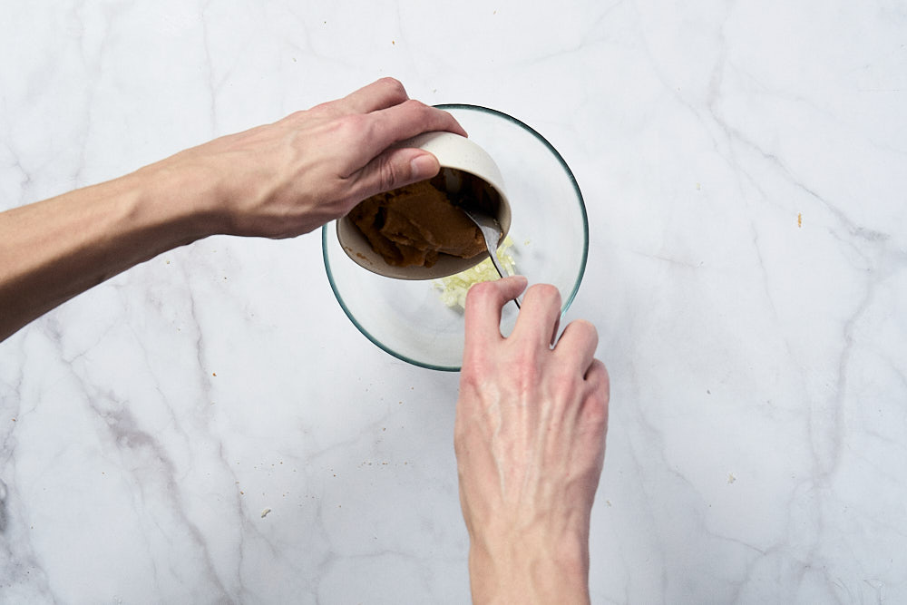 У чаші блендера (кухонного комбайна) або мисці змішайте 200 гр ікри тріски та нарізану цибулю.