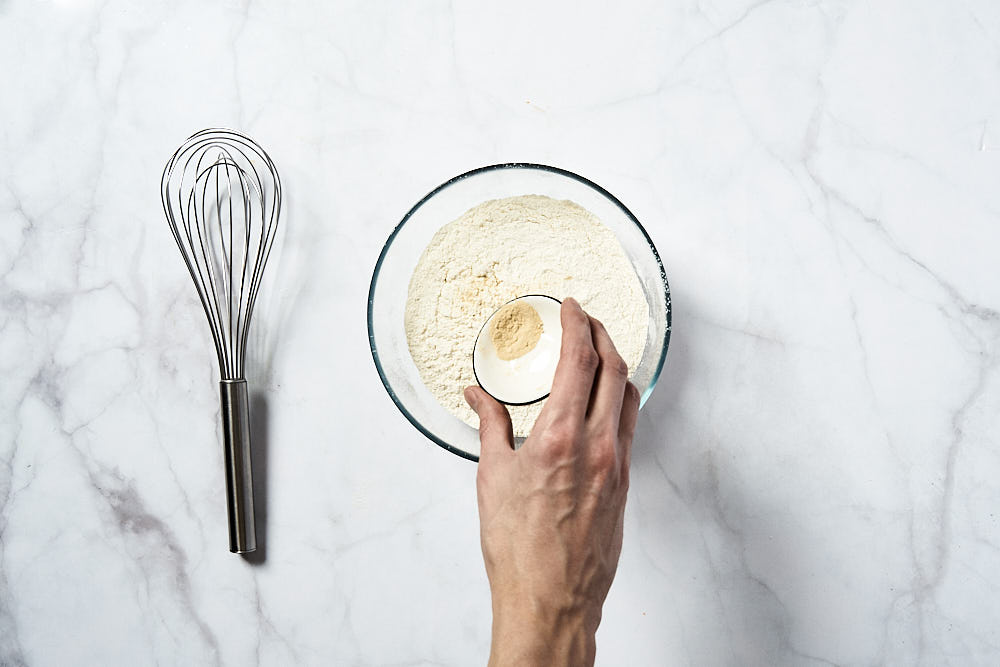 Готовим тесто для питы на сковороде: добавляем в муку гранулирований чеснок