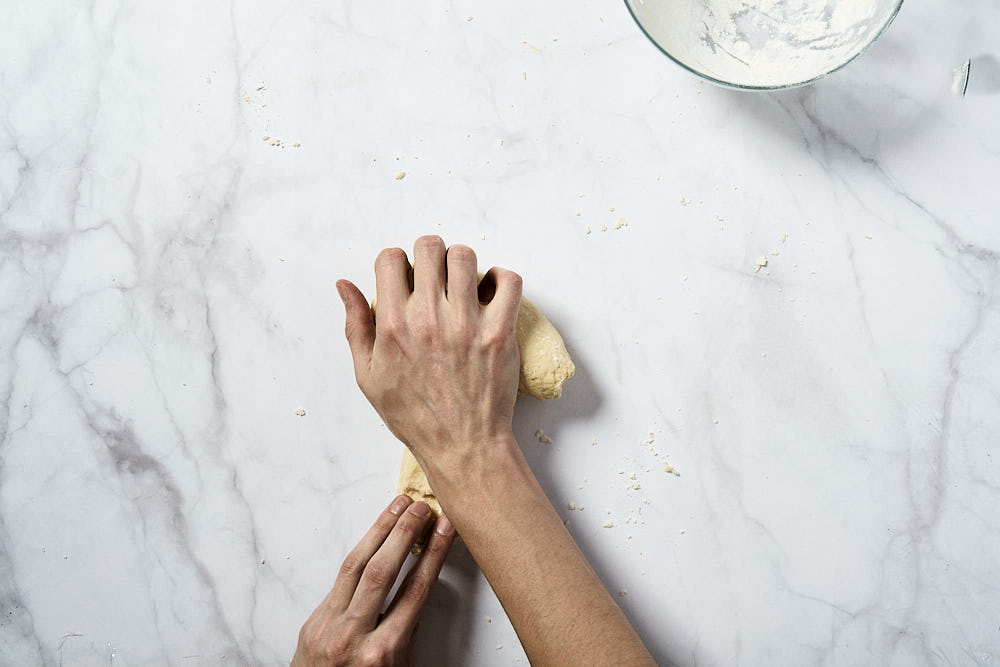 Вымешивайте тесто для питы руками