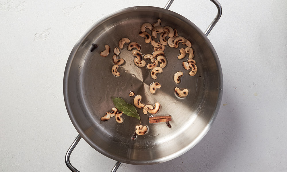 Roast cashews with spices
