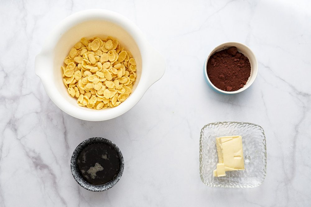 Ингредиенты для шоколадного крэкнэла: кукурузные хлопья, какао порошок, сливочное масло, золотой сироп