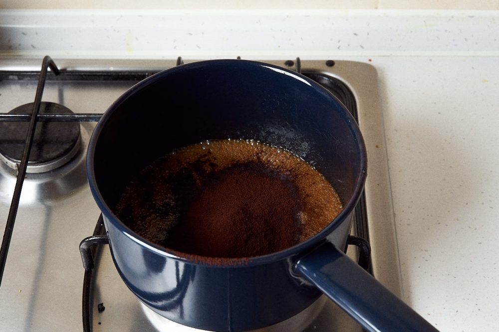 Выключите огонь и добавьте какао порошок просеянный через мелкое сито