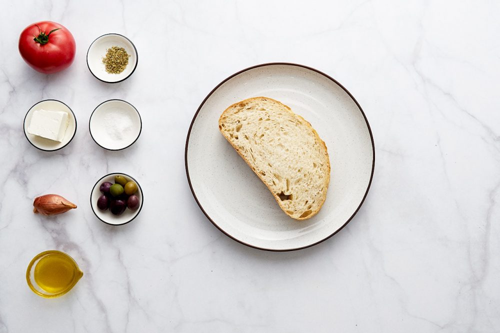 Змастіть шматок хліба оливковою олією