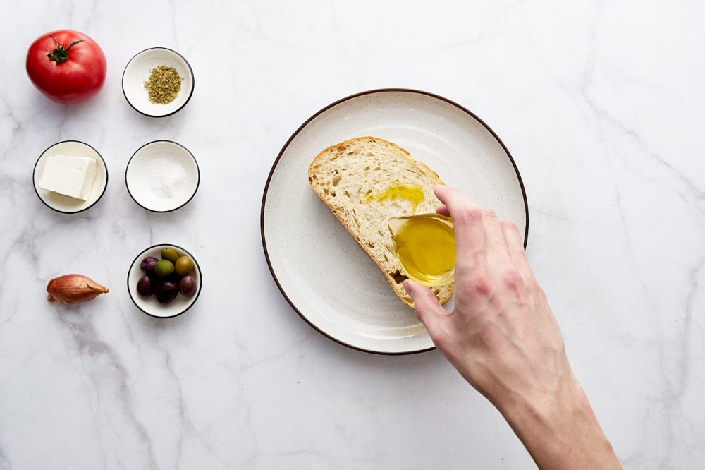 Змастіть шматок хліба оливковою олією