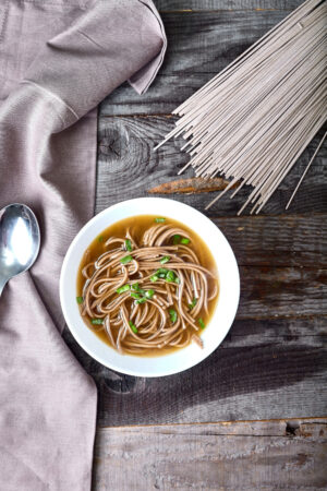 Покроковий рецепт легкого супу в азіатському стилі з гречаною локшиною та лососем.