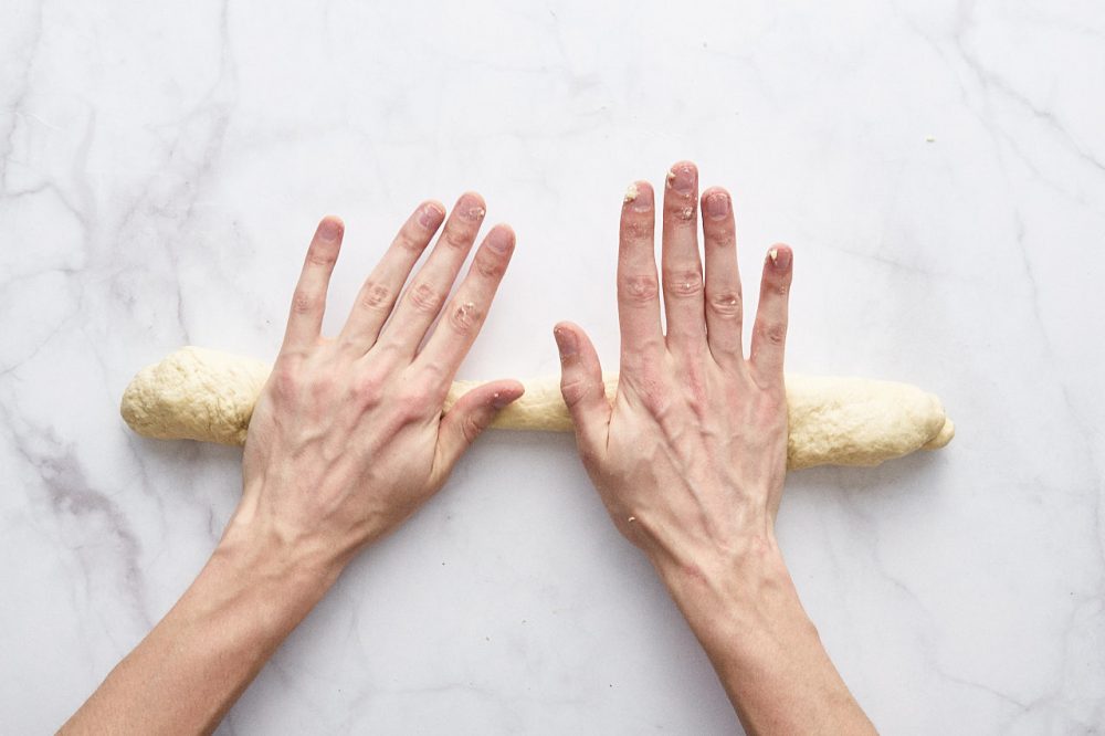 Вымешивайте тесто руками 10 минут до гладкости