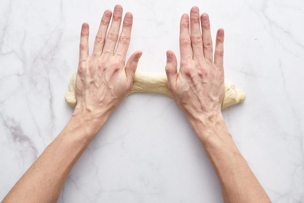 Вымешивайте тесто руками 10 минут до гладкости