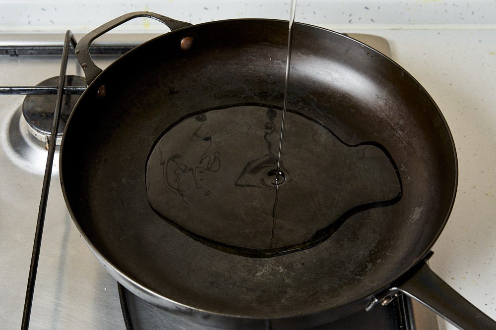Heat 2 tablespoons of neutral vegetable oil in a frying pan