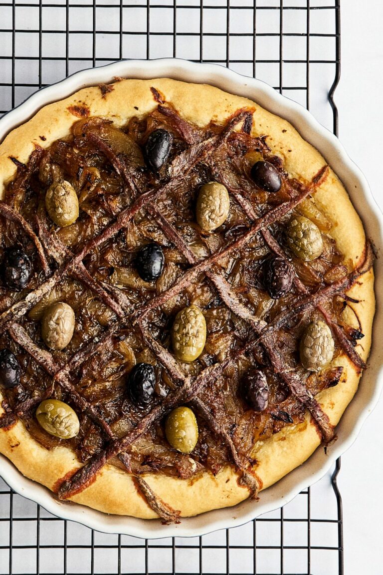Писсадельер — французский луковый пирог с анчоусами пошаговый рецепт