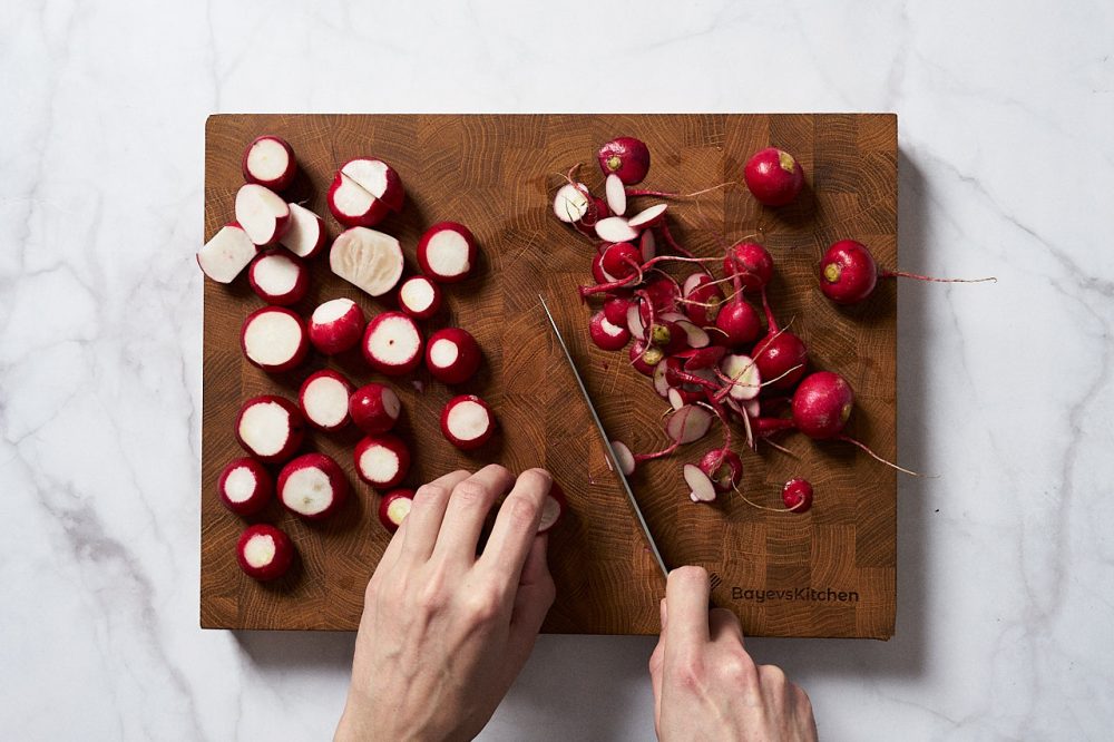 Cut off the tails of the radishes 