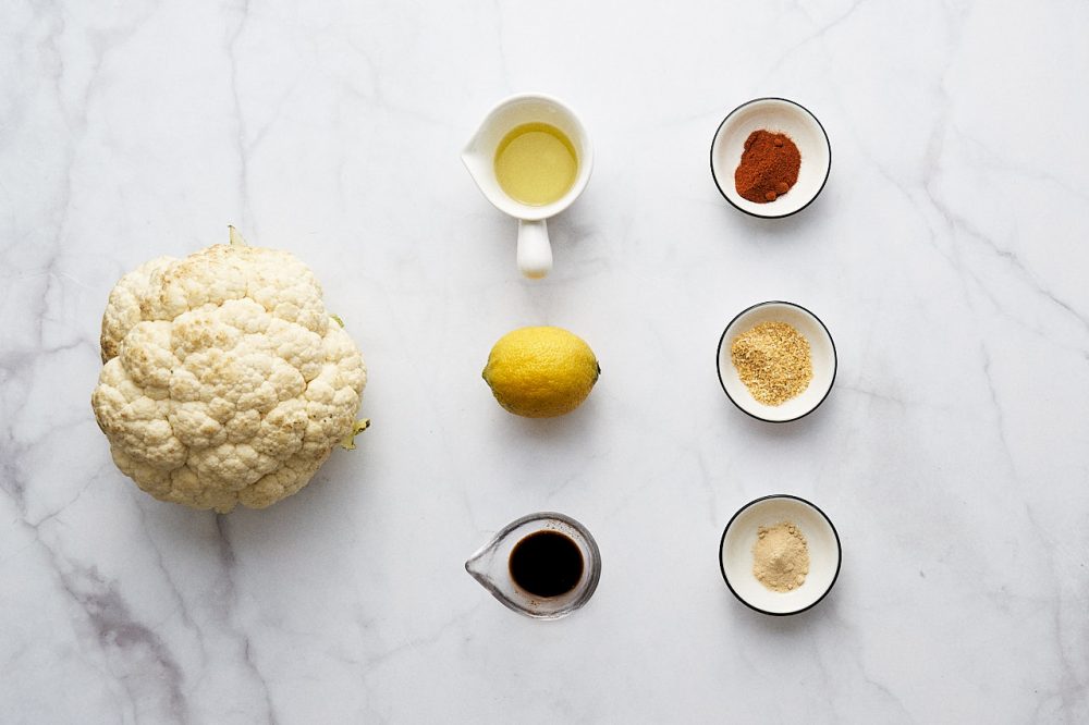 Ингредиенты для приготовления стейка из цветной капусты: лимон, масло, вустерский соус, копченая паприка, лук сушеный, чеснок сушеный гранулированный