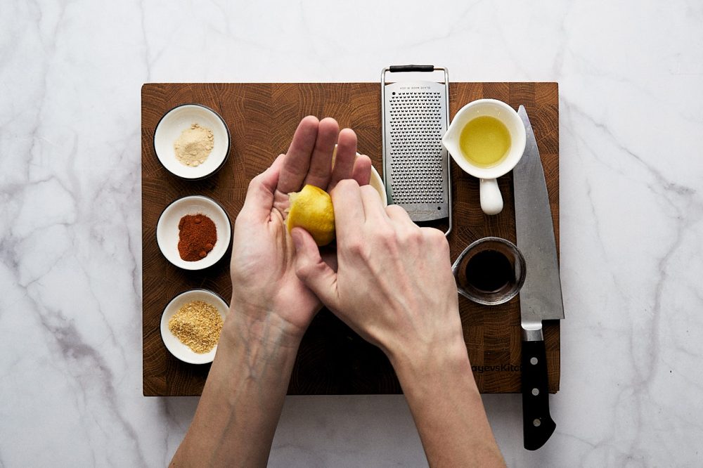 Змішайте інгредієнти для соусу: вичавіть сік лимона