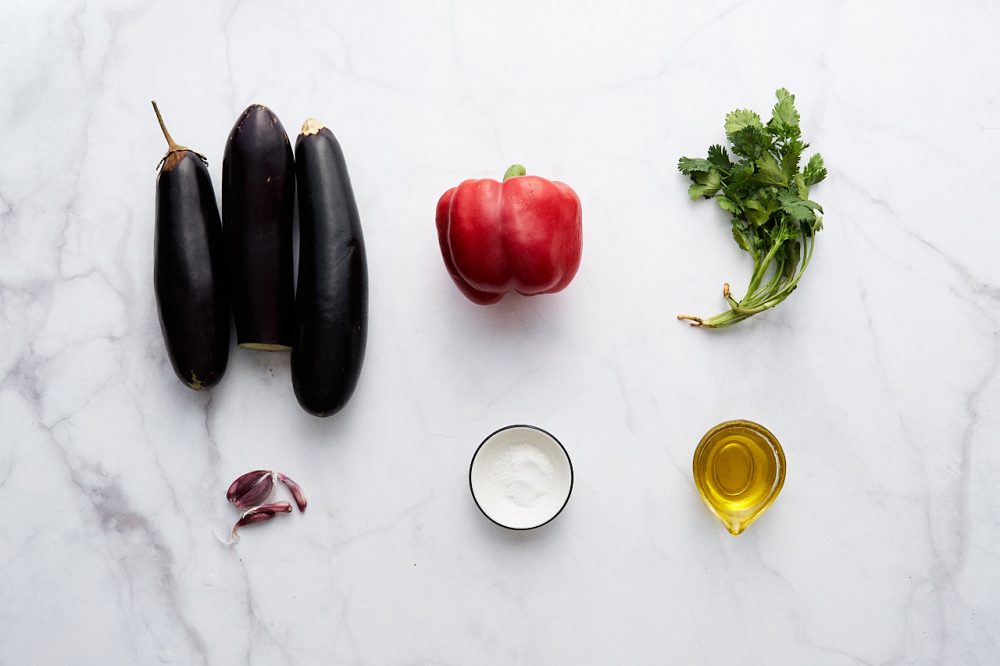Ingredients for eggplant meze: 3 eggplants, bell peppers, cilantro, 3 garlic cloves, salt, olive oil