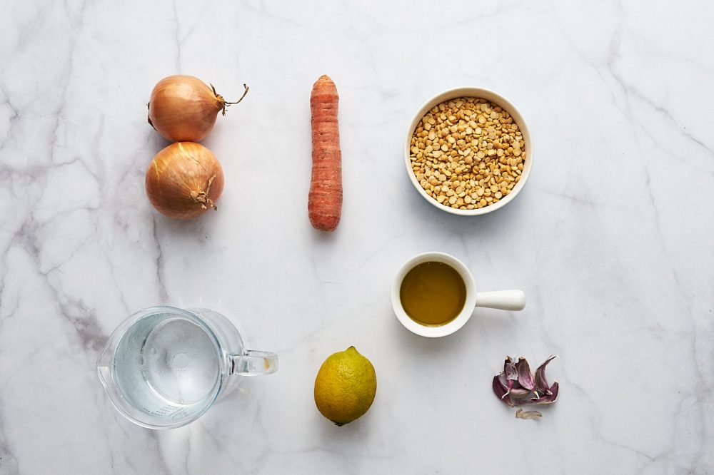 Ингредиенты для приготовления фавы из желтого гороха: горох, лук, морковь, лимон, оливковое масло, чеснок, вода