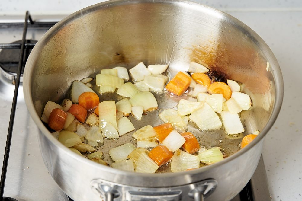 Fry the vegetables over medium heat until crispy.