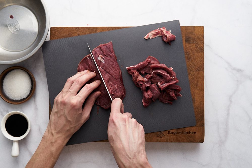 Наріжте м'ясо довгими тонкими смужками