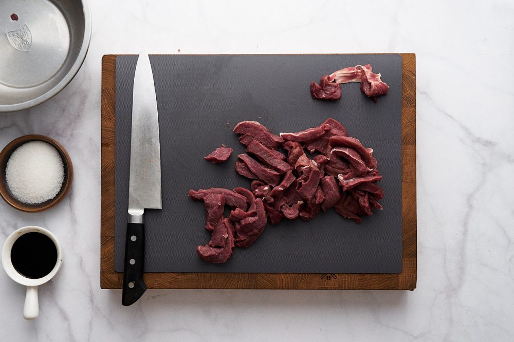 Наріжте м'ясо довгими тонкими смужками